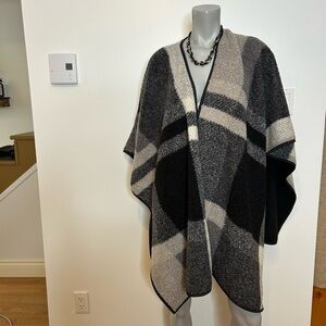 Gorgeous Parasuco Black, Grey and Cream Poncho❤️O/S